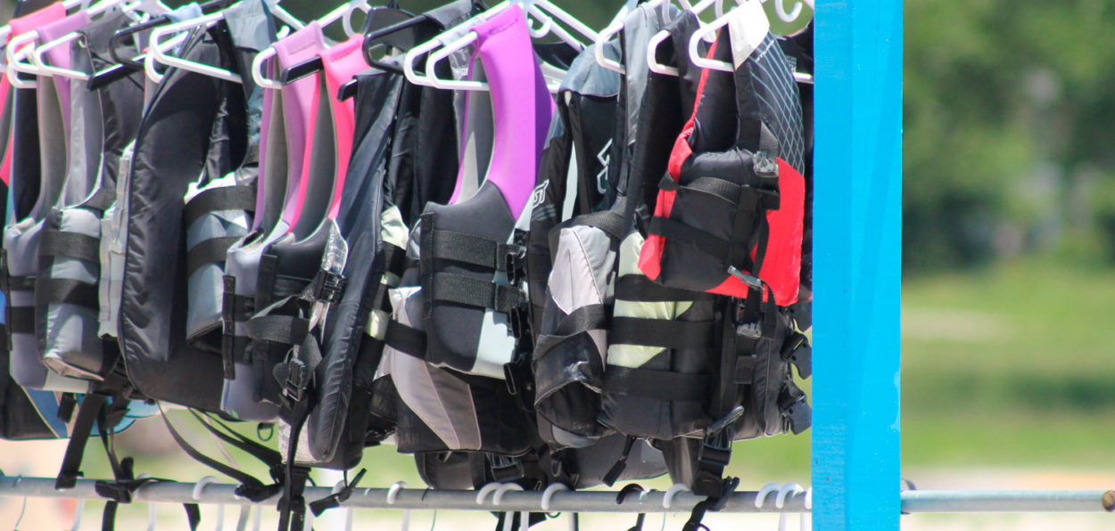 GOING INTO THE WATER WITHOUT LIFE JACKET? El Observador